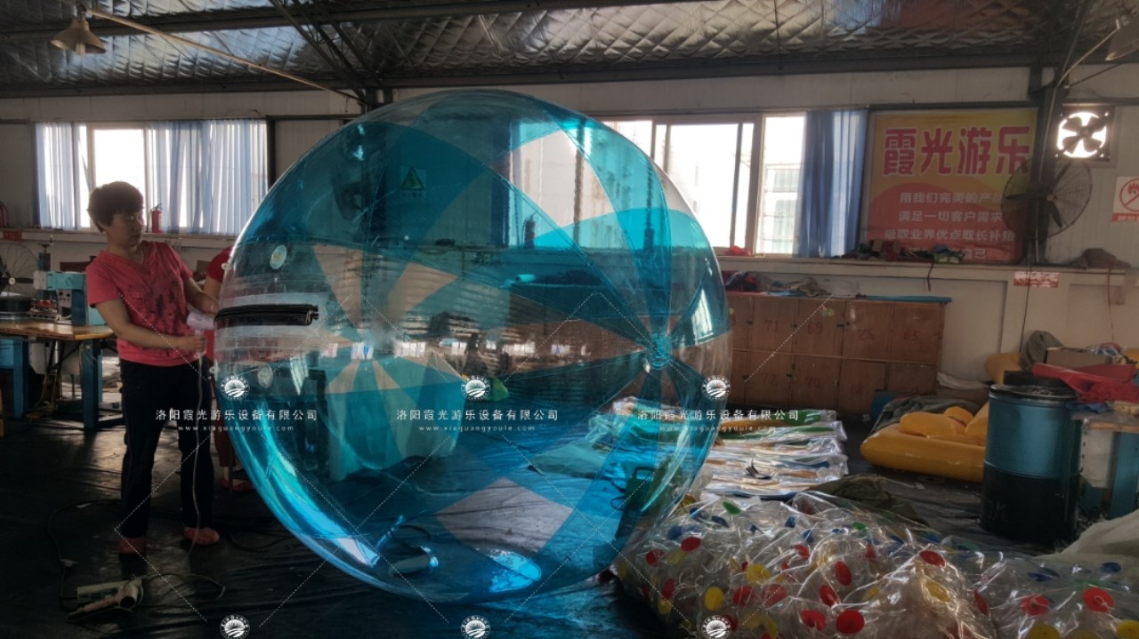 漾濞蓝色透明水上步行球